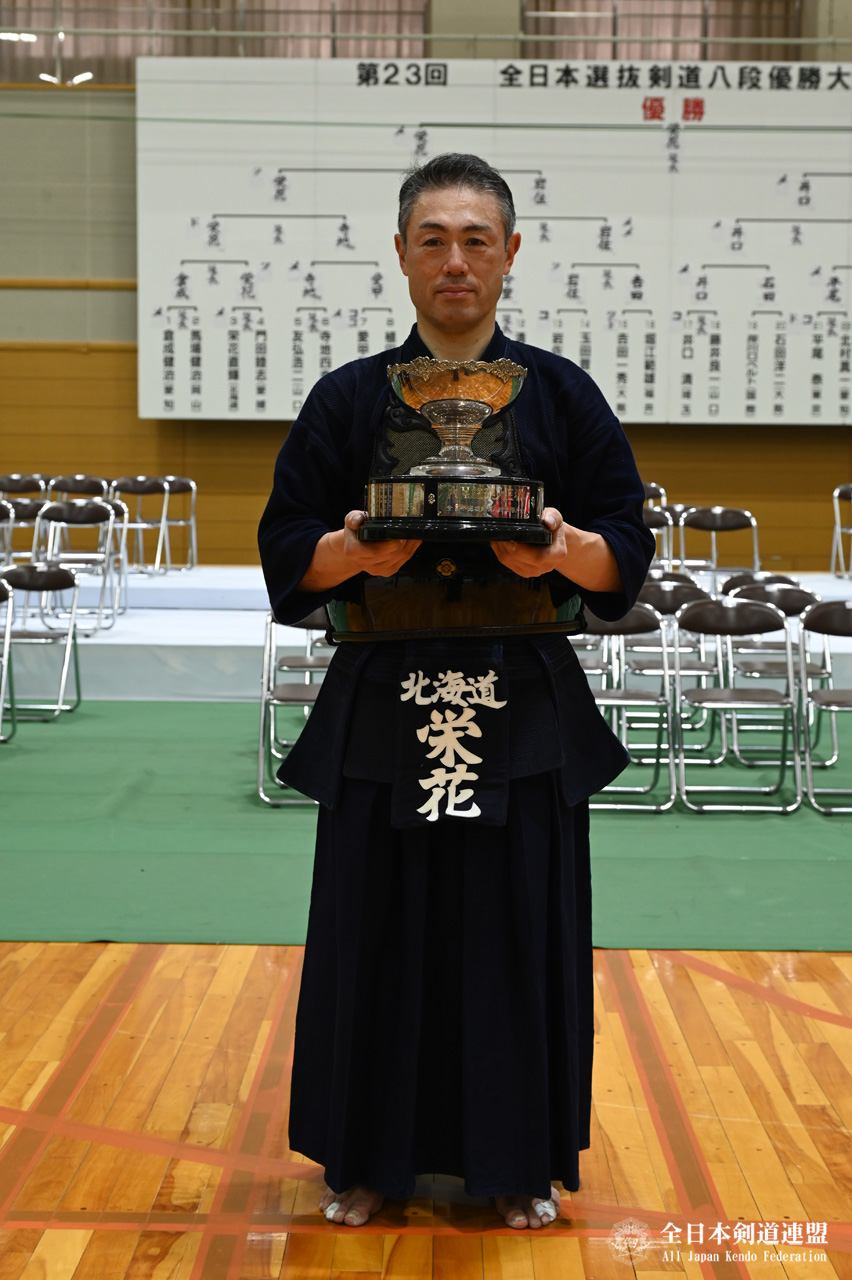 Eiga Naoki (栄花 / Hokkaido) holding the trophy as winner of the 23rd All Japan 8-dan Championship