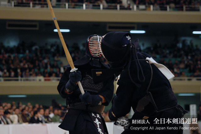 Teramoto Shōji (寺本将司, Osaka, left) in bogu vs Nakamura at the 58th All Japan Kendo Championship